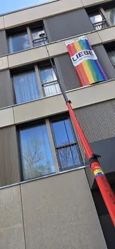 Fassadenreinigung Berlin, Fensterputzer Berlin mit Teleskopstange