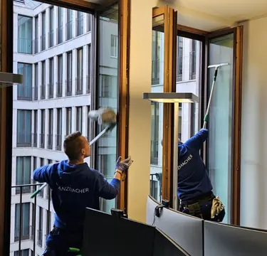 Fensterreinigung Privathaushalt und Gewerbe: Innenreinigung großer Glasflächen in Berlin