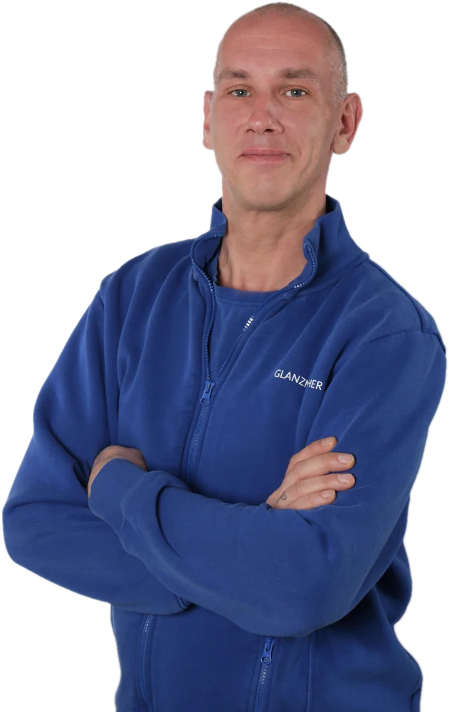 Fenster putzen Berlin: Mitarbeiter im Team von GLANZMACHER bei der Fensterreinigung