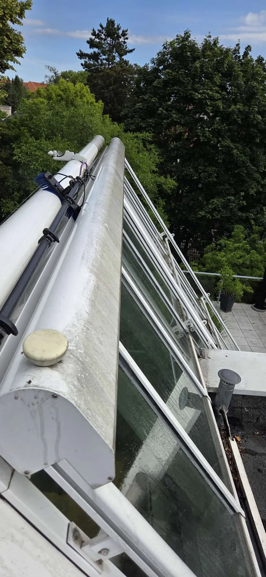 GLANZMACHER reinigt das Glasdach eines Wintergartens mit der Stange