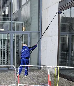 Fensterputzer Berlin reinigt Bürogebäude, Fensterreinigung in der Höhe