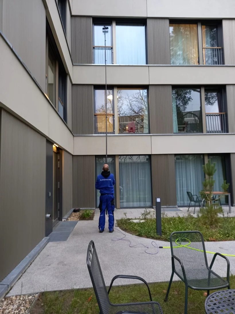 Glasreinigung Berlin: GLANZMACHER reinigt eine hohe Glasfront vom Boden aus