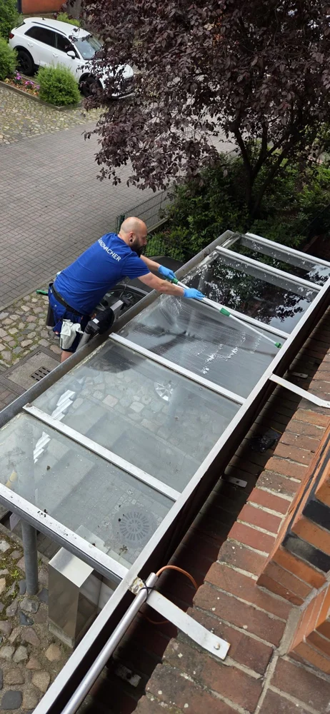 Terrassendachreinigung Berlin: GLANZMACHER reinigt ein Glasdach über der Terrasse